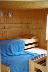 ein Zimmer mit einem Bett in einer Holzhütte in der Unterkunft Ferienhaus für 4 Personen ca 60 m in Gunzenhausen, Bayern Franken in Gunzenhausen