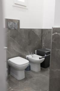 uma casa de banho com um WC e um lavatório em Casa Gaia em Terrasini