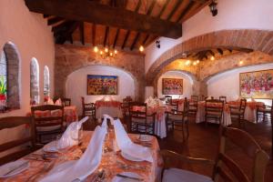 ein Restaurant mit Tischen und Stühlen in einem Zimmer in der Unterkunft Hacienda Buenaventura Hotel & Mexican Charm - All Inclusive in Puerto Vallarta
