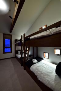 1 dormitorio con 2 literas y ventana en Kokoro - Vacation STAY 30643v, en Niseko