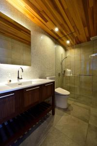 y baño con lavabo, aseo y ducha. en Kokoro - Vacation STAY 30643v, en Niseko