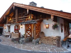 um chalé de madeira com uma lareira em frente em Ferienhaus für zehn Erwachsene und zwei Kinder mit Sauna und Kamin em Flachau