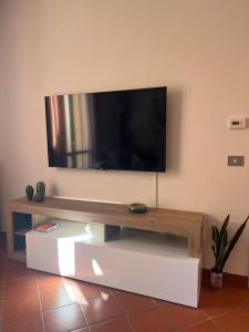 AnyHome Oasi in città的电视和/或娱乐中心
