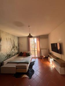 伊莫拉AnyHome Oasi in città的带床和电视的客厅