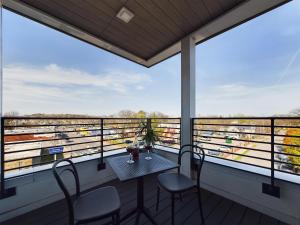 uma varanda com uma mesa e cadeiras e uma vista em Foxtrot Tango - 2 New Homes - 12 South em Nashville