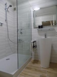 uma casa de banho com um chuveiro e uma porta de vidro em Ferienwohnung für 3 Personen ca 46 qm in Oberaudorf, Bayern Oberbayern em Oberaudorf