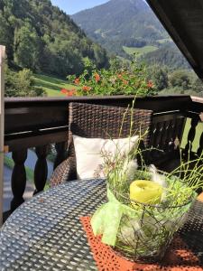 uma mesa numa varanda com vista para uma montanha em Ferienwohnung für 3 Personen ca 46 qm in Oberaudorf, Bayern Oberbayern em Oberaudorf