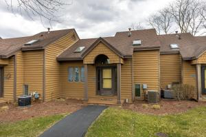 una casa con revestimiento de madera y techo marrón en Cozy at Creekwood Getaway en Galena