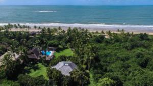 una vista aérea de una casa y la playa en Hotel e Resort Villas de Trancoso, en Trancoso