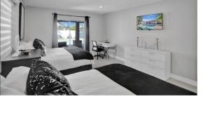 Μια τηλεόραση ή/και κέντρο ψυχαγωγίας στο Modern 4 Bedroom -Kosher - Heated Pool - Game Room