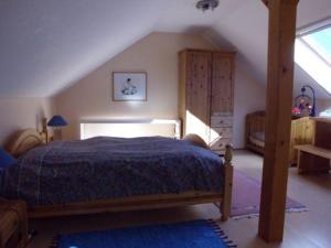 1 dormitorio con 1 cama en el ático en Große Ferienwohnung in Dachrieden mit Großem Garten en Dachrieden
