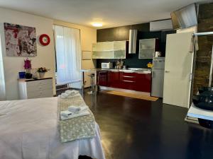eine Küche mit roten Schränken und einem weißen Kühlschrank in der Unterkunft Azadi Rome Center in Rom