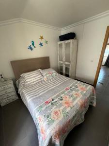 ein Bett in einem Schlafzimmer mit Sternen an der Wand in der Unterkunft Biá's House in Nazaré