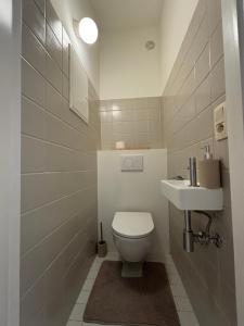 een badkamer met een toilet en een wastafel bij Studio Winston Churchill in Brussel