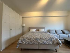 1 dormitorio con 1 cama y 1 sofá en Studio Winston Churchill en Bruselas