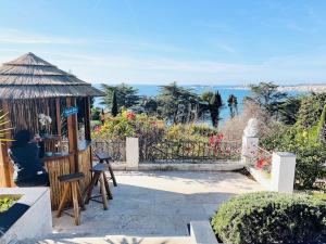 Photo de la galerie de l'établissement Bas De Villa D'exception Vue mer, à Sanary-sur-Mer 29 autres photos