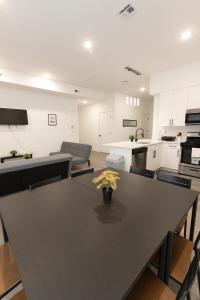 uma cozinha com uma mesa preta com um vaso de flores em Chic 2-Bed Getaway Home-mins to NYC em Bayonne