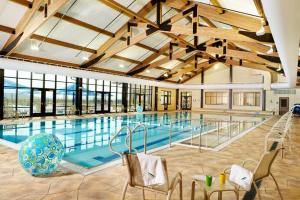 Πισίνα στο ή κοντά στο Cozy at Creekwood Getaway
