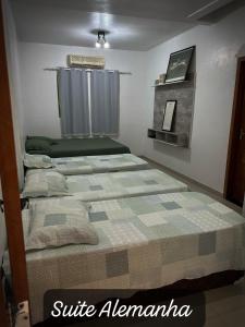 Schlafzimmer mit einem Bett und einem Fenster in der Unterkunft Residencial Mirandinha. in Boa Vista