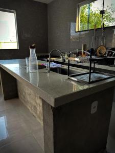 eine Küche mit einer Spüle und einer Arbeitsplatte in der Unterkunft Residencial Mirandinha. in Boa Vista