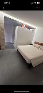 1 dormitorio con 1 cama en una habitación blanca en Maison du Plaisir, en Renens