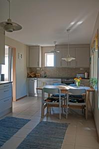 Tandsbyn的住宿－Långänge Bed & Breakfast，一间厨房,内设桌子和椅子