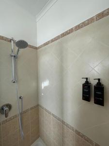 y baño con ducha y 2 dispensadores de jabón. en Liparulo Holiday House, en Massa Lubrense 20 fotos más