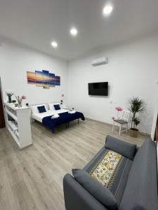 una sala de estar con una cama y un sofá en Liparulo Holiday House, en Massa Lubrense
