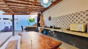 cocina con mesa de madera en Casa com 4 quartos, piscina e área gourmet, en Porto Seguro