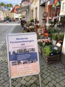 een bord voor een bloemenwinkel bij Moderne Ferienwohnung mitten in der Greifswalder Innenstadt in Greifswald