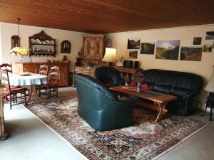 ein Wohnzimmer mit einem Sofa und einem Tisch in der Unterkunft Studio für 4 Personen ca 85 qm in Waldbreitbach, Rheinland-Pfalz Westerwald in Waldbreitbach