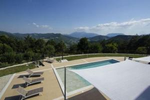 uma piscina com vista para as montanhas em Nettes Ferienhaus in Acqualagna mit Großem Garten em Acqualagna