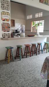 un groupe de tabourets dans une cuisine avec un comptoir dans l'établissement Casa vacacional con piscina privada, à Mariquita