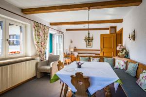 uma sala de jantar com uma mesa e uma cadeira em Landhotel Sonnleiten em Bad Reichenhall