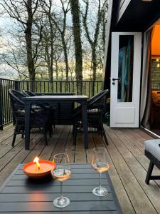 - une table avec deux verres à vin et une bougie sur la terrasse dans l'établissement A - (frame) - Like A dream, à Durbuy