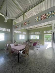 - une salle à manger avec une table et des chaises dans l'établissement Casa vacacional con piscina privada, à Mariquita
