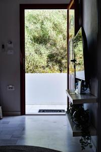 une porte ouverte avec vue sur la cour dans l'établissement DP Homes Santorini, à Perissa