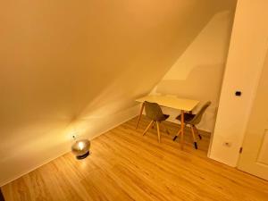 een kleine tafel en 2 stoelen in een kamer bij Cozy Wohnung in Meerbusch in Meerbusch
