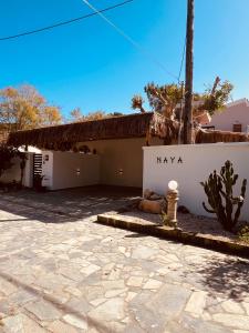 un oso de peluche sentado frente a un edificio en Naya pool & garden view bungalow en Koskinou