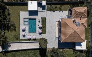 una vista aérea de una casa con piscina en Villa Olympia, en Pandokrátor