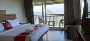 ein Hotelzimmer mit Bett und Balkon in der Unterkunft Chill Berg Resort - Bodimettu in Theni Allinagaram + 16 Fotos