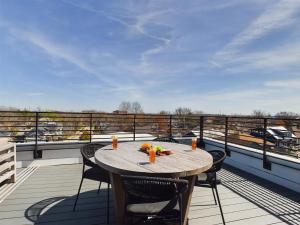 una mesa en una terraza con vistas a un balcón en Foxy - 4 City View Homes - 12 South, en Nashville