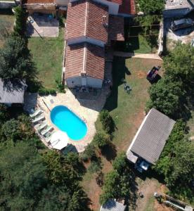 una vista aérea de una casa con piscina en Ferienhaus in Bratulići mit Privatem Pool, en Hreljići