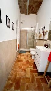y baño con aseo y lavamanos. en Casa ROMA21, en Buonconvento
