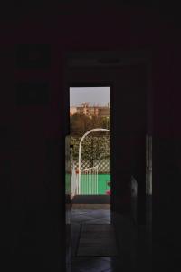 een uitzicht door een deur naar een kamer met een speeltuin bij Todisco Apartament in Pompei