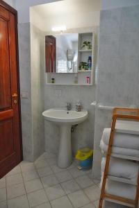 ポンペイにあるTodisco Apartamentのバスルーム(洗面台、鏡付)