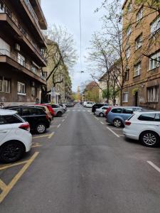uma rua vazia com carros estacionados nos lados da estrada em Artistic Apartment in Center em Zagreb