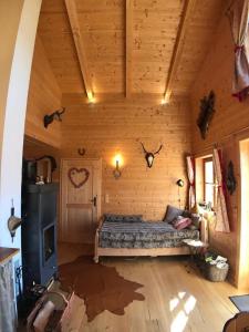 Säng eller sängar i ett rum på Gemütliche Berghütte mit Sauna in beeindruckender Höhenlage