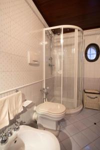 La salle de bains est pourvue de toilettes, d'une douche et d'un lavabo. dans l'établissement CASA FLORA, à Rivoli