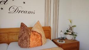 - une chambre avec un lit et 2 oreillers dans l'établissement Exklusive Ferienwohnung in Wilhelmsfehn mit Grill, Garten und Terrasse, à Wiesmoor